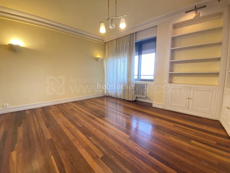 Foto 0abf2650-5f17-429c-86dd-d13e8df7f4ee. Pis amb calefacció a Gran Via Logroño