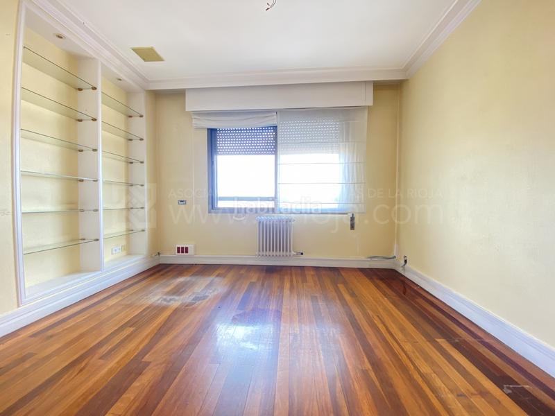 Foto e2b29bbb-8e26-4b54-b7f0-a9c7151f8a9f. Pis amb calefacció a Gran Via Logroño