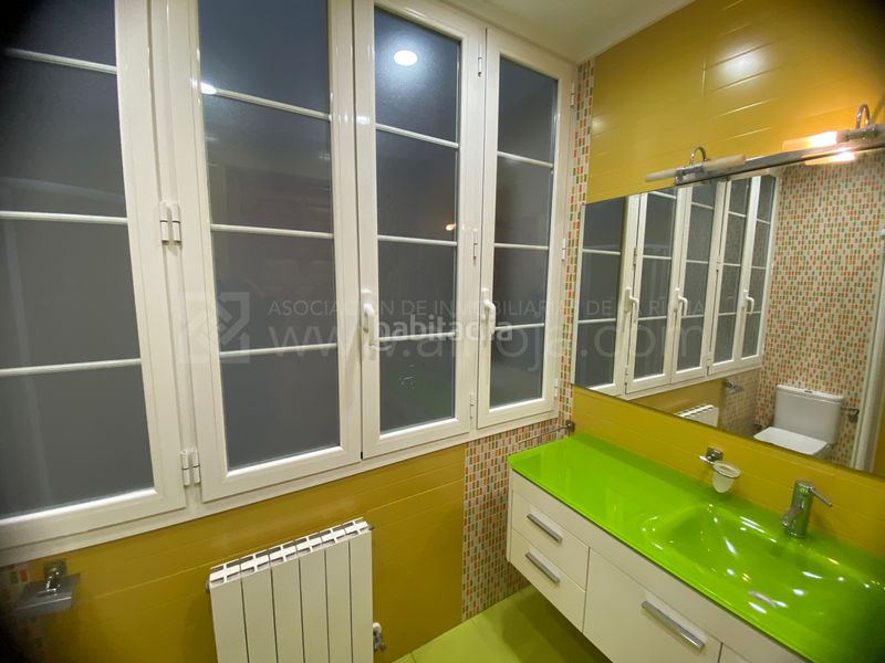 Foto e815f578-3d50-4bae-a154-b09009b9ec21. Flat with heating in Gran Via Logroño