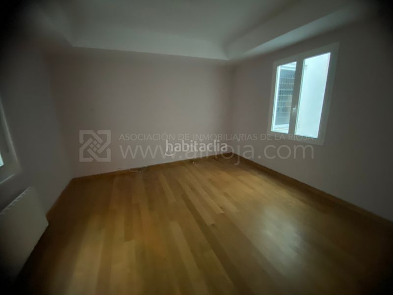 Foto f288c1ad-8716-443e-b356-44bcd49ac219. Flat with heating in Gran Via Logroño