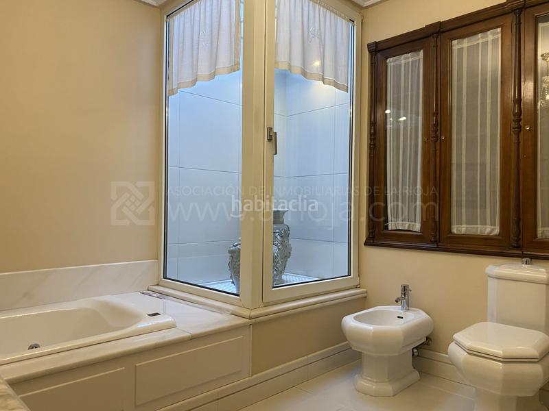 Foto 2c6f7672-ddc3-4ff5-9403-faef227ebeb5. Maison jumelée avec chauffage parking piscine dans Avenida Madrid Logroño