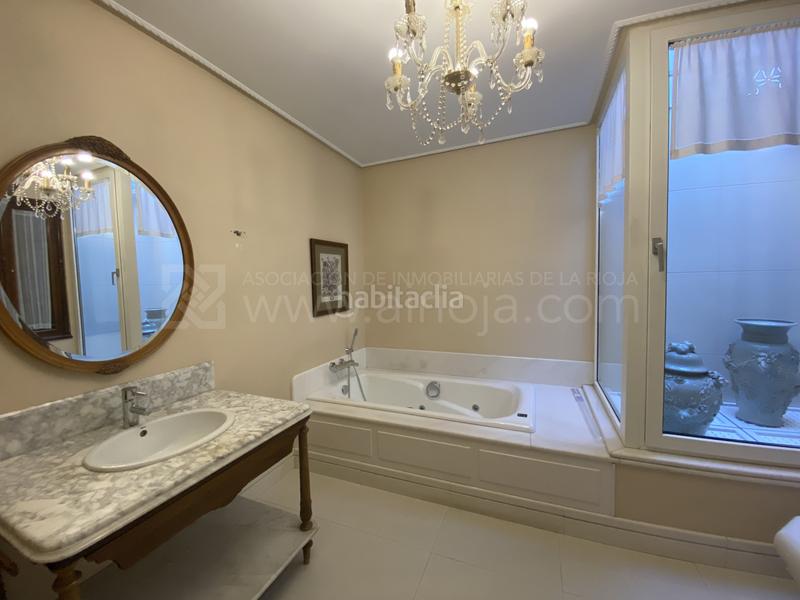 Foto 488ed7a3-a3b1-4c75-8f2b-1774342980fa. Maison jumelée avec chauffage parking piscine dans Avenida Madrid Logroño