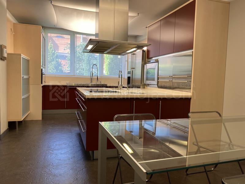 Foto a766bcef-6159-4549-b90d-b31d34d4efff. Maison jumelée avec chauffage parking piscine dans Avenida Madrid Logroño