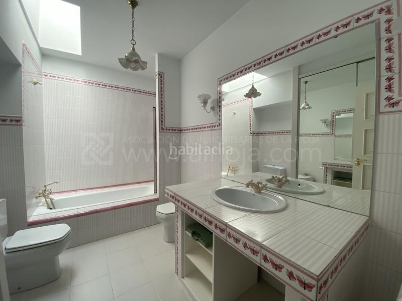 Foto a8d7ba98-e693-438e-8e2f-aa3592b123d6. Maison jumelée avec chauffage parking piscine dans Avenida Madrid Logroño