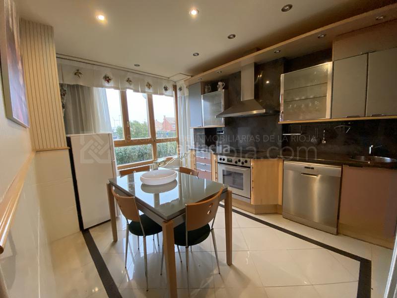 Foto e7052b09-04c5-4a9f-b0aa-d3e23db4b404. Casa chalet independiente en avd. madrid en Avenida Madrid Logroño