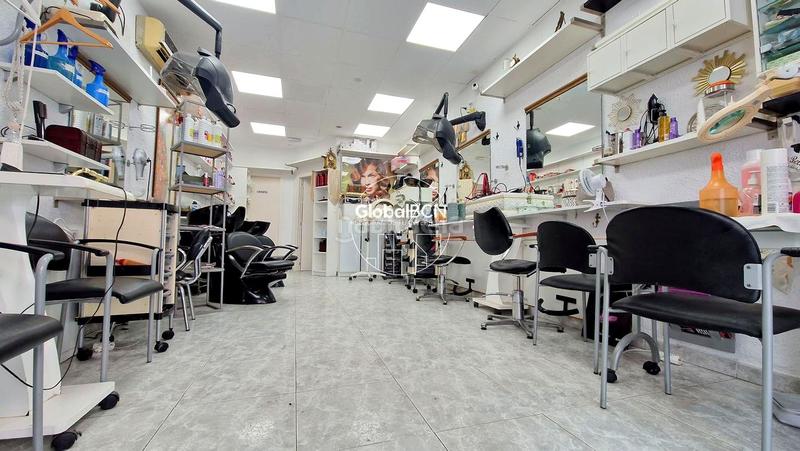Foto 0cce029b-6933-4bb4-b8b4-074c47c34a4b. Local comercial local en venta actualmente equipado como peluqueria en Santa Coloma de Gramenet