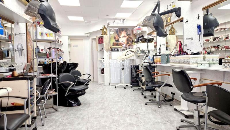 Foto 2040536d-88c3-4004-932d-0e6cb1bbf4d4. Local comercial local en venta actualmente equipado como peluqueria en Santa Coloma de Gramenet