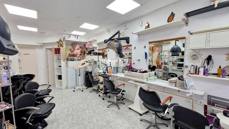 Foto ab879025-a0a0-4c49-8ef2-c5fcfd4c1510. Local comercial local en venta actualmente equipado como peluqueria en Santa Coloma de Gramenet