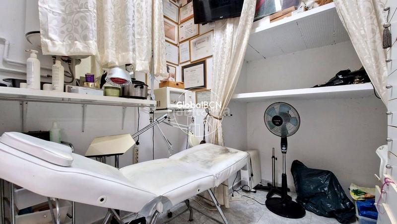 Foto e55351bd-af4f-4cbf-a1ed-f426d8176b70. Local comercial local en venta actualmente equipado como peluqueria en Santa Coloma de Gramenet