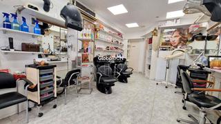 Local commercial  Carrer de milà i fontanals. Local en venta actualmente equipado como peluqueria