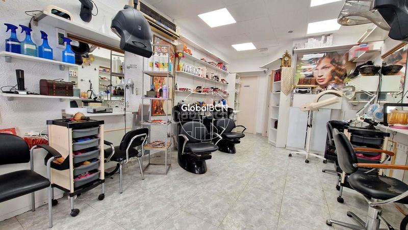 Foto ea07eba9-ff9d-4e3c-8091-3b8f33f813a7. Local comercial local en venta actualmente equipado como peluqueria en Santa Coloma de Gramenet