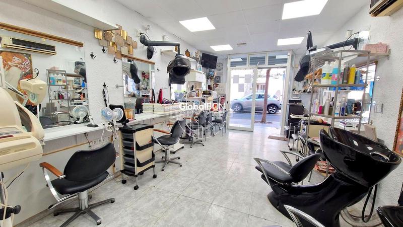 Foto edbecffa-3e57-4639-bd06-bf514a56a482. Local comercial local en venta actualmente equipado como peluqueria en Santa Coloma de Gramenet