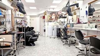 Local commercial  Carrer de mil i fontanals. Local en venta actualmente equipado como peluqueria
