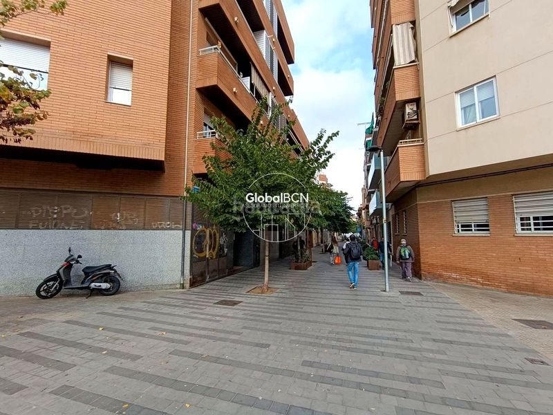 Foto e2313358-ecb2-4360-9192-02cd3c81bc15. Edifici a Riera Cornellà de Llobregat