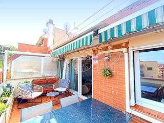 Ático  De trajà. Atico con terraza junto al montjuic!!