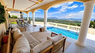 Casa a Castellví de Rosanes. Impresionante casa con vistas