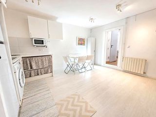 Pis  De vaquer. Amplia vivienda de 133 m con dos patios junto al mercat de collb