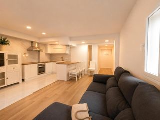 Flat  De llinars. Amplio piso de 3 habitaciones en la gavarra, a 5 minutos del met
