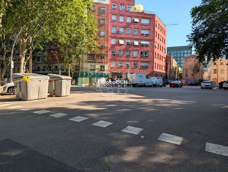 Foto 27b6b4df-ef54-4813-8ca1-c01e0cbb9b2f. Planta baixa a Provençals del Poblenou Barcelona