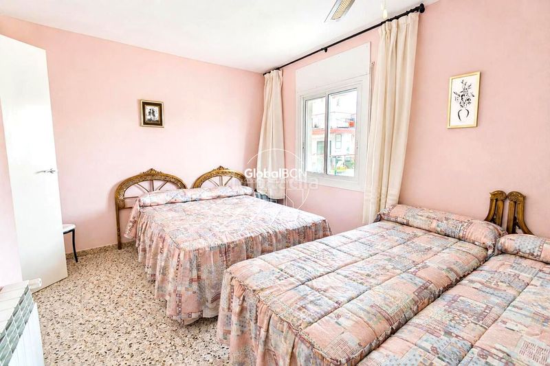 Foto 32210e68-c73a-4546-9dc1-a443167f1af0. Casa amb piscina a Cunit residencial Cunit