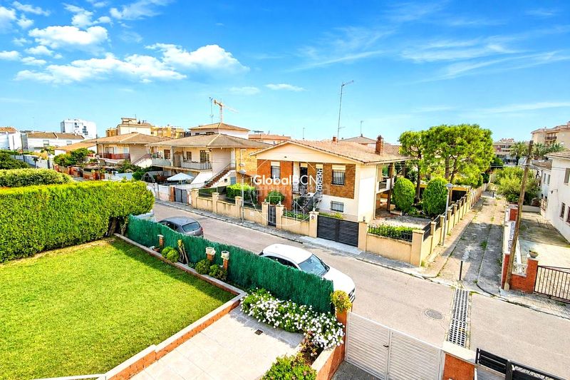 Foto 34b5e52a-3867-461d-a083-8e95164a6811. Casa amb piscina a Cunit residencial Cunit