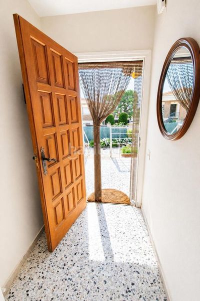 Foto 44cf8b77-01f2-481d-9392-576a86f3a658. Casa amb piscina a Cunit residencial Cunit