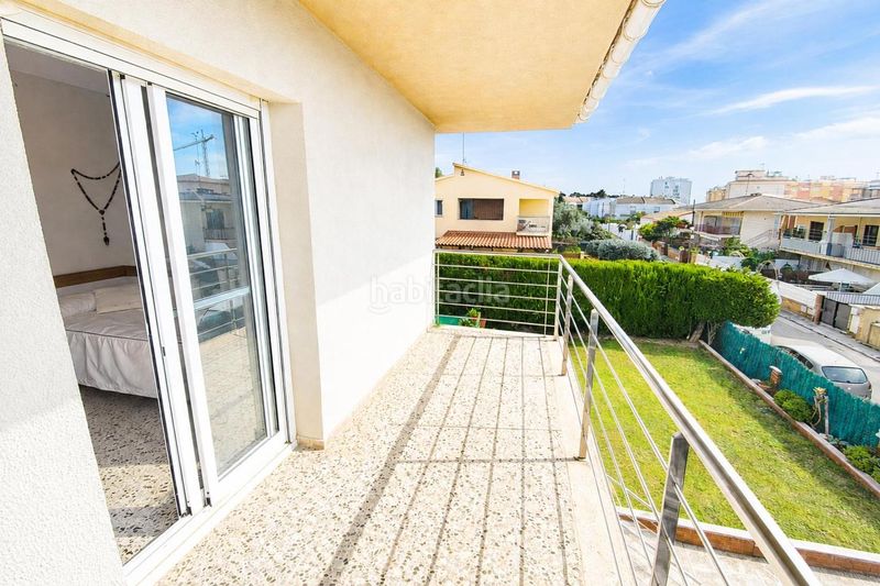 Foto 90e50f36-ba27-4d48-952b-8cb244c5a490. Casa amb piscina a Cunit residencial Cunit