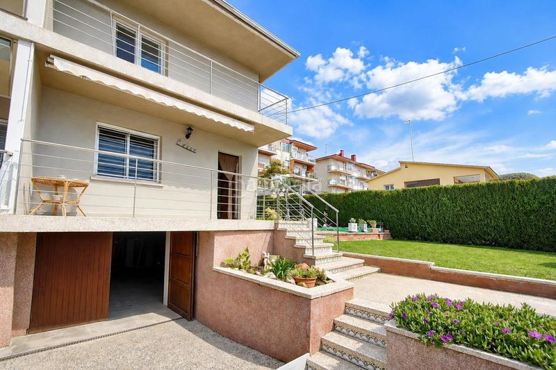 Foto 9df15820-548a-44ff-bd16-d80531cd18b7. Casa amb piscina a Cunit residencial Cunit