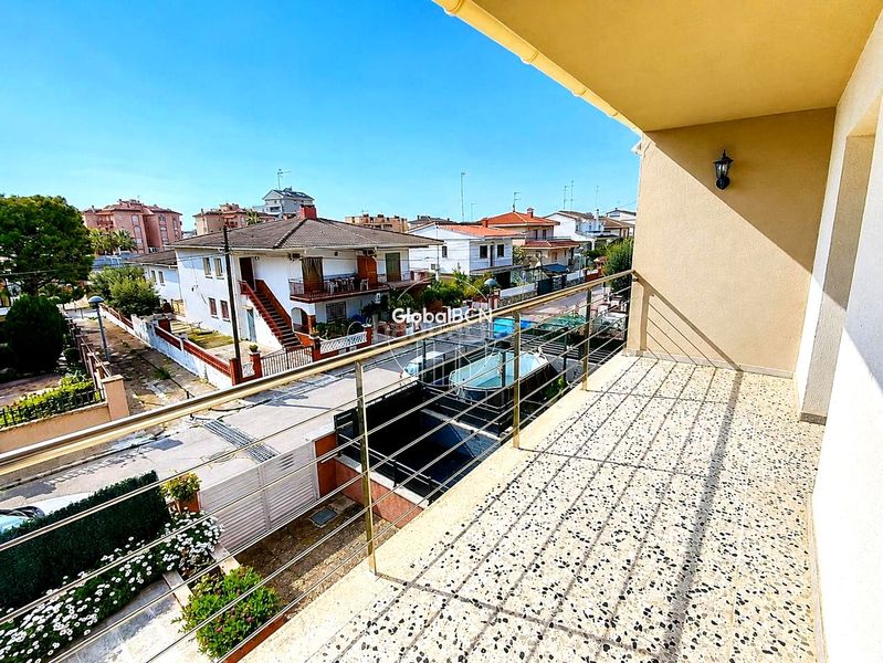 Foto eecc5d78-503d-47b9-a1dd-4c6ac3ae892b. Casa amb piscina a Cunit residencial Cunit