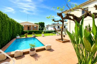 Casa  Calle del ter. Casa con piscina a pocos minutos de la playa en cunit!!