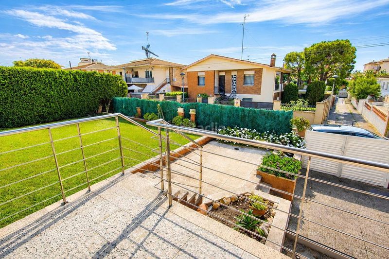 Foto f6019f76-7f3d-4bed-b6cf-05219e7344ae. Casa amb piscina a Cunit residencial Cunit