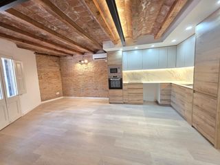 Pis  Calle de la ciutat de granada. Piso reformado con terraza privada en el corazón de poblenou