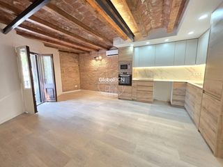 Pis  Calle de la ciutat de granada. Piso reformado con terraza privada en el corazón de poblenou
