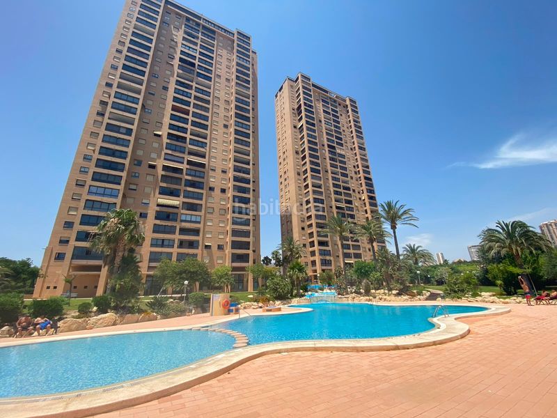 Foto 5f8765eb-c5b6-4950-aca5-e57762c896b3. Pis amb aparcament piscina a Via Parque Benidorm