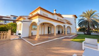 Chalet à Beniarbeig. Ltpgtltstronggtgran chalet con piscina y vistas panoraacutemicas