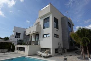 Xalet a Montebello - Nou Espai. Descubre tu paraíso mediterráneo en esta moderna villa, situada