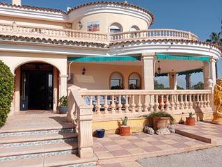Chalet in Pueblo-Ubanizaciones. Ltpgtltstronggtesta majestuosa villa independiente, ubicada en l