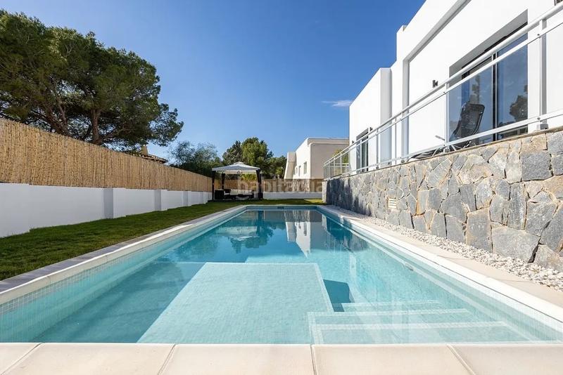 Foto 071a91b8-dd93-4351-b285-9fb3c096b945. Chalet ltpgtubicada en una zona exclusiva y tranquila , esta villa de lujo de una sola planta combina disentildeo moderno con un en Altea