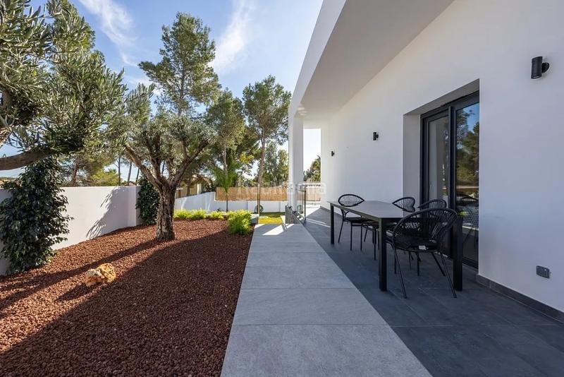 Foto 12b29403-4cd0-4af4-abbe-4d9f30cb0755. Chalet ltpgtubicada en una zona exclusiva y tranquila , esta villa de lujo de una sola planta combina disentildeo moderno con un en Altea