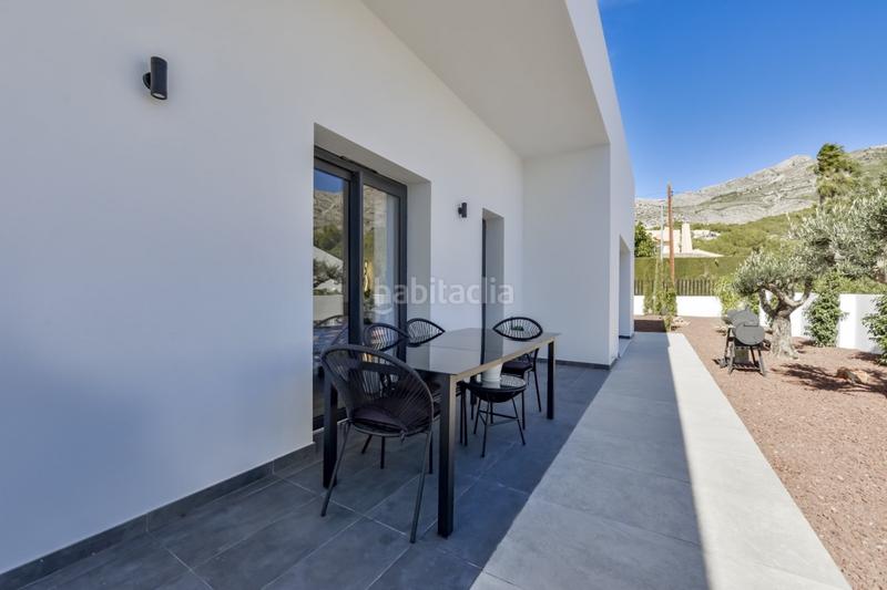 Foto 2acf1610-462d-4043-aaa4-ad7af3682ea9. Chalet ltpgtubicada en una zona exclusiva y tranquila , esta villa de lujo de una sola planta combina disentildeo moderno con un en Altea