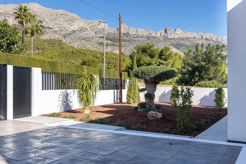 Foto 4bc8a817-13a5-4601-8b85-06dad4160495. Chalet ltpgtubicada en una zona exclusiva y tranquila , esta villa de lujo de una sola planta combina disentildeo moderno con un en Altea