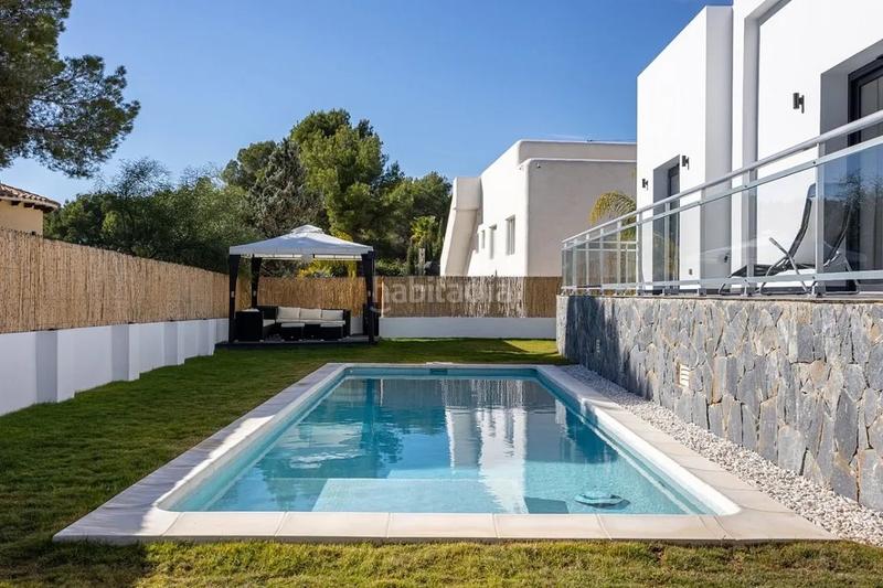Foto 5fc7c4a4-9ea7-4983-a931-a351d68bd225. Chalet ltpgtubicada en una zona exclusiva y tranquila , esta villa de lujo de una sola planta combina disentildeo moderno con un en Altea