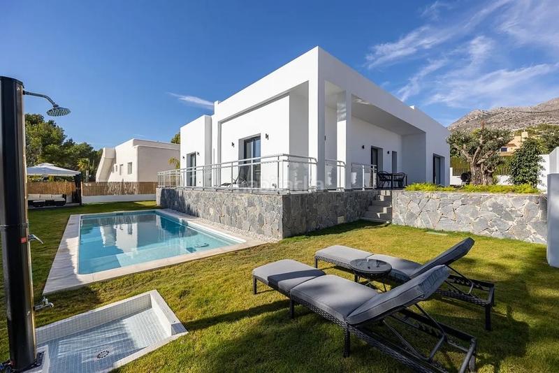 Foto 6267077f-9e68-4372-b3ca-03d9a4a80e66. Chalet ltpgtubicada en una zona exclusiva y tranquila , esta villa de lujo de una sola planta combina disentildeo moderno con un en Altea