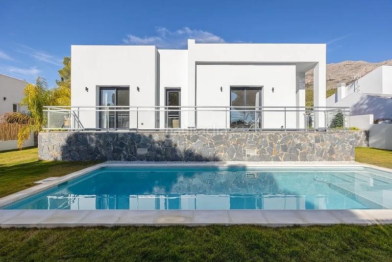 Foto 829ca762-7b9c-46ca-bcfb-ead99759624b. Chalet ltpgtubicada en una zona exclusiva y tranquila , esta villa de lujo de una sola planta combina disentildeo moderno con un en Altea