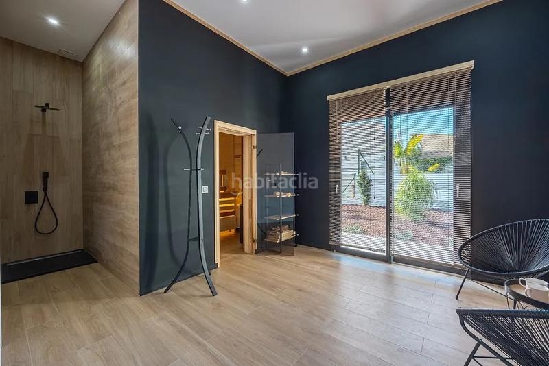 Foto b582ea2f-95e9-4b6d-a964-4c8fe9b2880c. Chalet ltpgtubicada en una zona exclusiva y tranquila , esta villa de lujo de una sola planta combina disentildeo moderno con un en Altea
