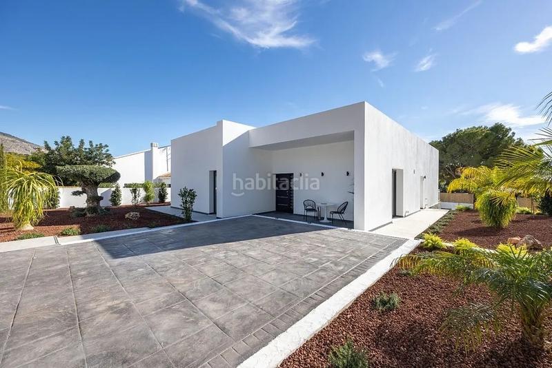 Foto f26baa39-2d89-49ba-862e-a8db90d9f569. Chalet ltpgtubicada en una zona exclusiva y tranquila , esta villa de lujo de una sola planta combina disentildeo moderno con un en Altea