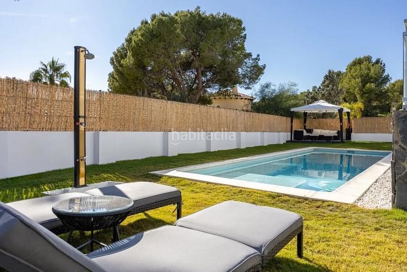 Foto f5b5a33f-195b-480e-8999-989592443154. Chalet ltpgtubicada en una zona exclusiva y tranquila , esta villa de lujo de una sola planta combina disentildeo moderno con un en Altea