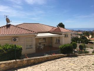 Casa en Coloma. Ltpgtltbrgtnos complace ofrecer esta propiedad de 300m sobre una
