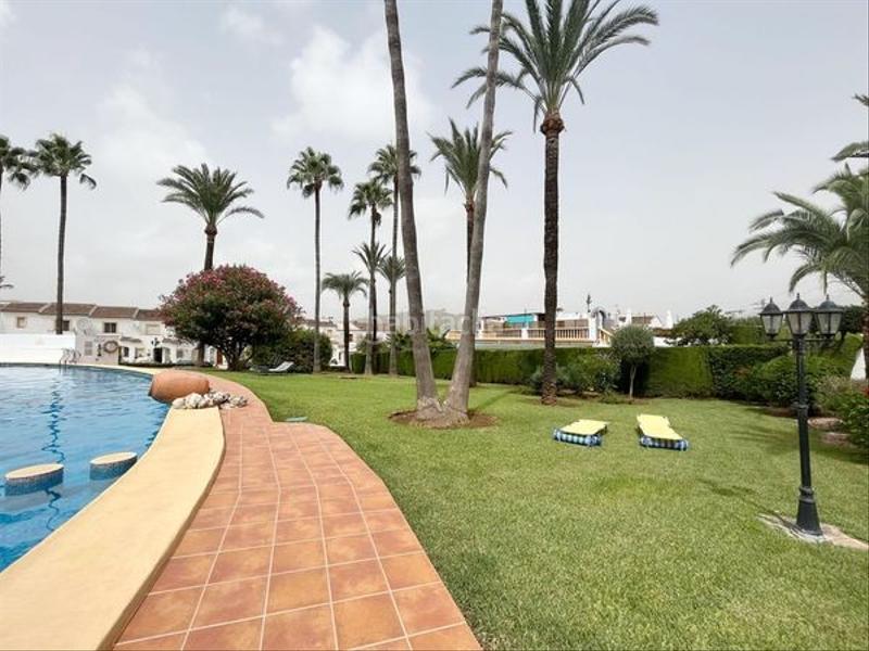 Foto 12f36baf-2516-498d-8628-e6315ae14d85. Casa adosada ltpgtltstronggtprecioso adosado reformado con jardiacuten, piscina y pistas de tenisltstronggt ltpgtltpgtte presentam en Pedreguer