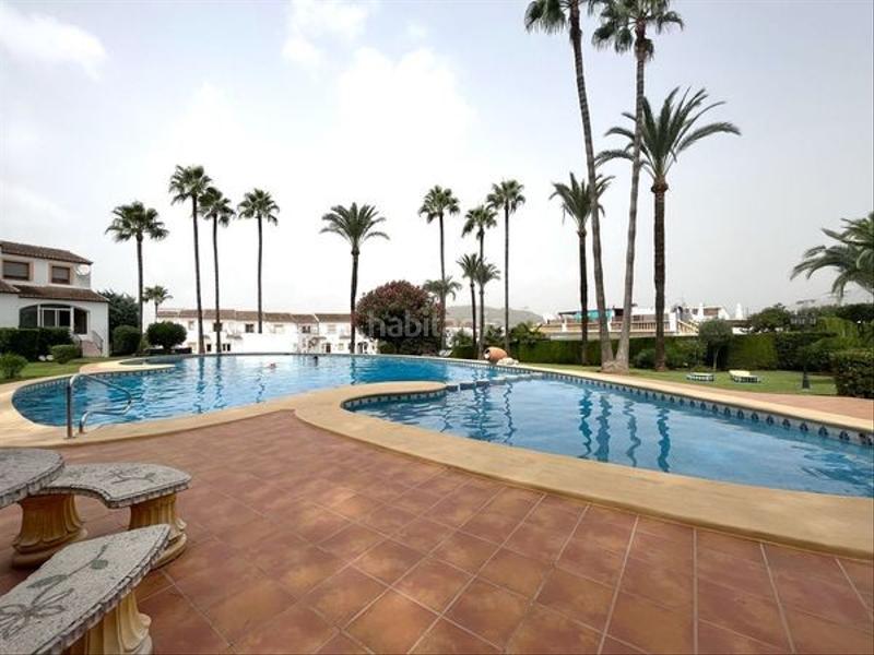 Foto 9a85f1a9-c014-4ca3-9b7f-e869eb8cb9a3. Casa adosada ltpgtltstronggtprecioso adosado reformado con jardiacuten, piscina y pistas de tenisltstronggt ltpgtltpgtte presentam en Pedreguer